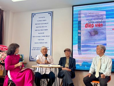 Ra mắt tập truyện và ký “Gãy cánh điệp viên”