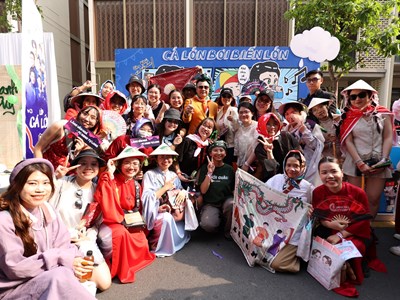 Đông đảo khán giả mặc trang phục truyền thống xác lập kỷ lục Guinness