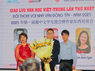 Đối thoại với nhà văn Đông Tây