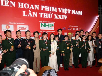 Dàn sao đổ bộ thảm đỏ Liên hoan Phim Việt Nam lần thứ XXIV 