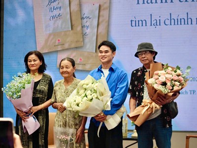 Ra mắt tự truyện chữa lành “Bám váy mẹ”
