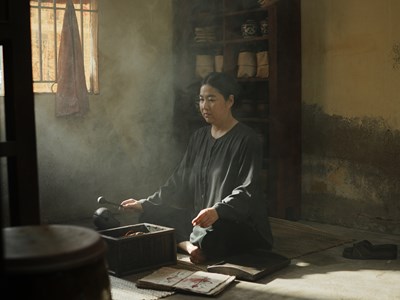 Lê Khánh lột xác với vai thầy cúng trong phim kinh dị “Ma Xó”