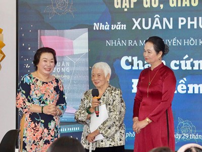 Đạo diễn Xuân Phượng ra mắt hồi ký “Chân cứng đá mềm”