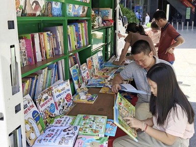 Chuyến xe “Hành trình Ánh sáng tri thức” lan toả văn hoá đọc