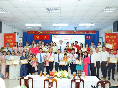 Tăng Nhơn Phú kể chuyện lịch sử, văn hóa bằng tiếng Anh