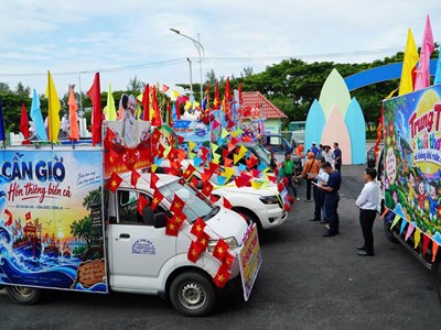 Rực rỡ xe hoa, sôi động các hoạt động tại Lễ hội Nghinh Ông TP.HCM