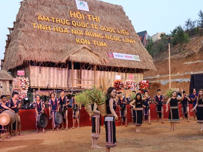 Các đầu bếp quốc tế cùng tranh tài ở Hội thi ẩm thực huyện Tu Mơ Rông