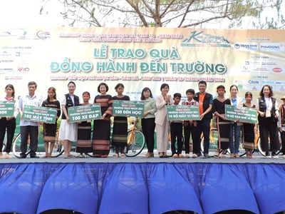 Chương trình Caravan thiện nguyện đồng hành đến trường hỗ trợ học sinh nghèo ở tỉnh Kon Tum