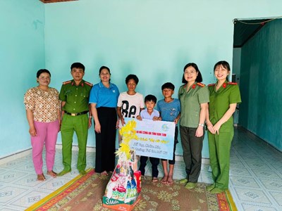 Hiệu quả từ mô hình “Mẹ đỡ đầu”, “con nuôi công an xã” ở Kon Tum