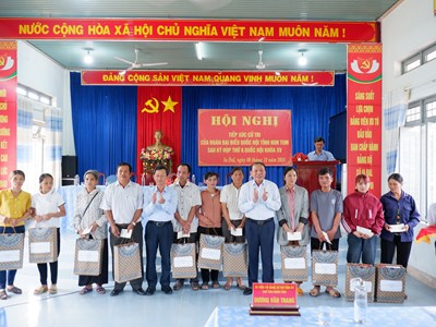 Bộ trưởng Bộ VHTTDL Nguyễn Văn Hùng tiếp xúc cử tri ở Kon Tum