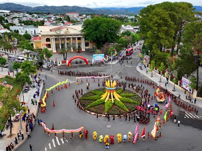 Kon Tum: Hàng ngàn người dân và du khách háo hức chào đón Lễ hội đường phố