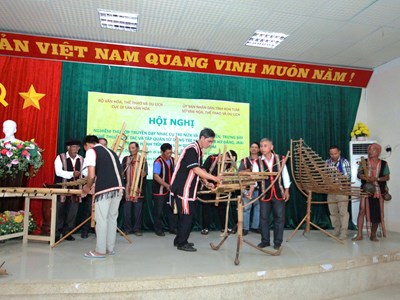 Nghiệm thu lớp truyền dạy nhạc cụ tre nứa của người Xơ Đăng, Gia Rai