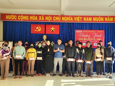 Báo Văn Hoá trao quà Tết cho đồng bào DTTS ở huyện Kon Plông (Kon Tum)