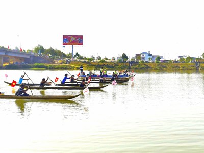 Kon Tum: Sôi nổi Giải Đua thuyền độc mộc trên sông Đăk Bla