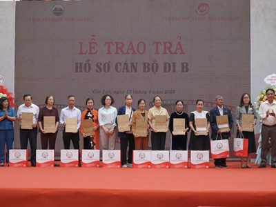 Gia Lai: Nhiều hồ sơ, kỷ vật cán độ đi B được trao tận tay cho thân nhân