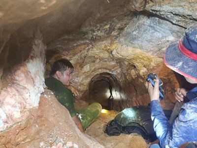 Cận cảnh “công trường ngầm” của vàng tặc giữa rừng phòng hộ Đăk Đoa