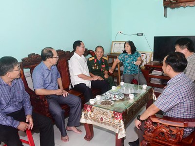 Phó Chủ tịch Quốc hội Trần Quang Phương thăm, tặng quà người có công tại Quảng Ngãi