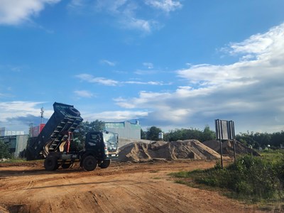Quảng Ngãi: Lợi dụng sáp nhập đơn vị hành chính, doanh nghiệp ngang nhiên chiếm đất công làm điểm tập kết vật liệu xây dựng trái phép