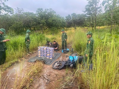 Gia Lai: Bắt quả tang hai đối tượng vận chuyển hơn 200kg pháo lậu qua biên giới