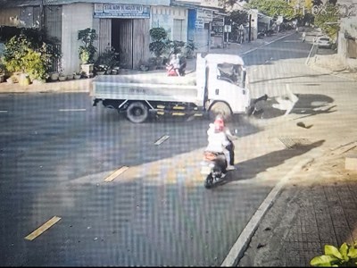 Xe tải lao như bay ở Quảng Ngãi, hất văng người phụ nữ gần chục mét giữa ngã tư