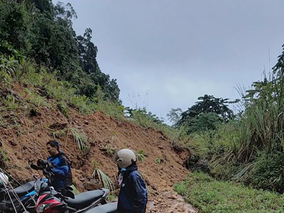 Quảng Ngãi: Sạt lở nghiêm trọng trên tỉnh lộ 674, giao thông tê liệt