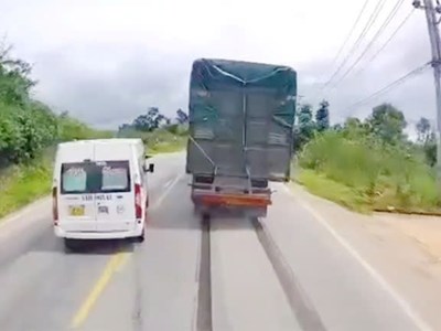 Xử phạt tài xế xe khách vượt ẩu nhờ clip người dân ghi lại