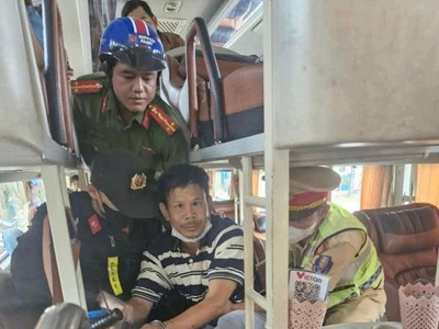 Bắt nghi phạm chém 2 người nguy kịch sau hơn 15 giờ lẩn trốn