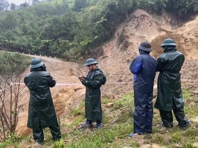 Sạt lở núi chia cắt nhiều tuyến đường ở xã Ngọc Linh