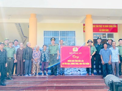 Bộ Công an hỗ trợ người dân Đắk Lắk khắc phục hậu quả bão số 13