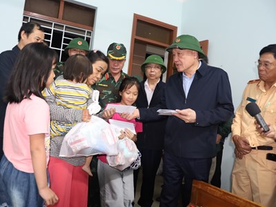 Phó Thủ tướng Nguyễn Hòa Bình yêu cầu dồn mọi nguồn lực hỗ trợ dân vùng lũ Đắk Lắk