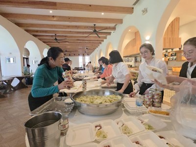 Hàng ngàn suất cơm tiếp sức người dân vùng lũ Đắk Lắk