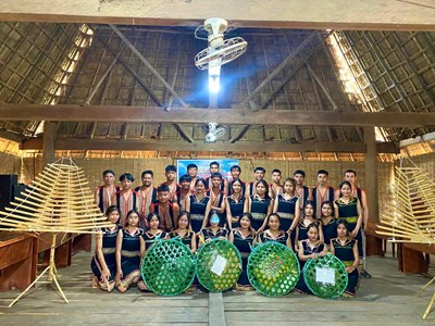 Gia Lai: Thanh niên làng Kon Sơ Lăl giữ lửa cồng chiêng