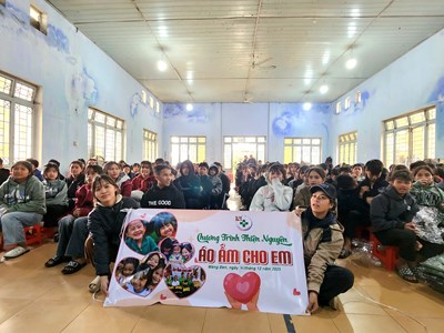 Báo Văn Hóa kết nối trao gần 1.200 áo ấm cho học sinh đồng bào DTTS phía Tây Quảng Ngãi