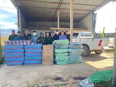 Chặn đứng xe bán tải chở hơn 2 tấn pháo lậu qua biên giới Việt – Lào