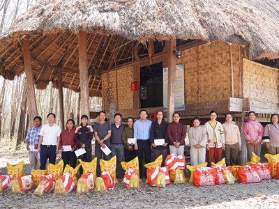 Sở Công thương Quảng Ngãi trao 300 triệu đồng quà Tết cho người dân vùng thiên tai