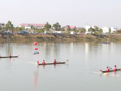 Sôi động Giải đua thuyền độc mộc trên sông Đăk Bla