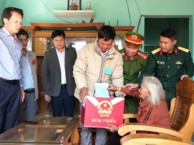 Quảng Ngãi: Mang thùng phiếu đến tận nhà Mẹ Việt Nam Anh hùng