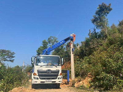 PC Quảng Ngãi: Nỗ lực vượt khó đưa điện lưới quốc gia về với 123 hộ dân Tu Thôn