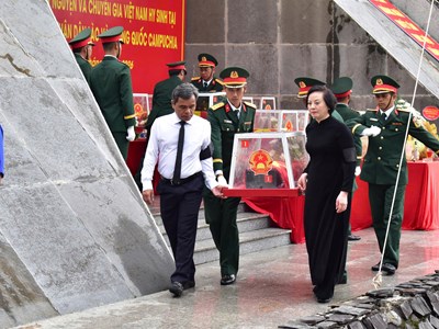 Phó Thủ tướng Phạm Thị Thanh Trà dự Lễ truy điệu, an táng hài cốt liệt sĩ tại Quảng Ngãi