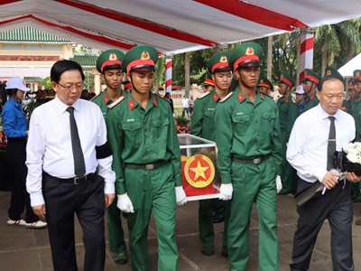 Phó Thủ tướng Hồ Quốc Dũng dự lễ an táng 18 liệt sĩ quân tình nguyện tại Gia Lai