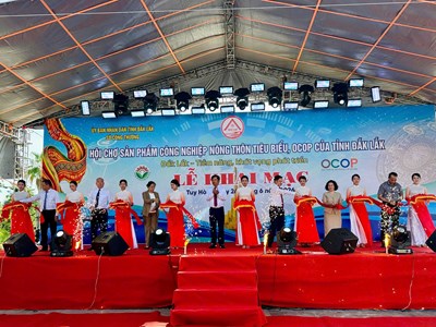 Trải nghiệm hệ sinh thái gian hàng số tại Hội chợ OCOP Đắk Lắk