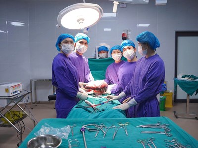 Gia Lai: Phẫu thuật cắt bỏ lá lách khổng lồ nặng 3,5kg cho nữ bệnh nhân 69 tuổi