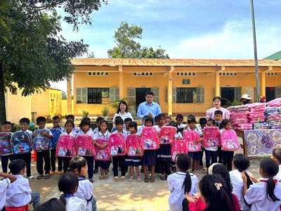 Báo Văn Hóa trao 250 cặp sách cho học sinh vùng khó Quảng Ngãi
