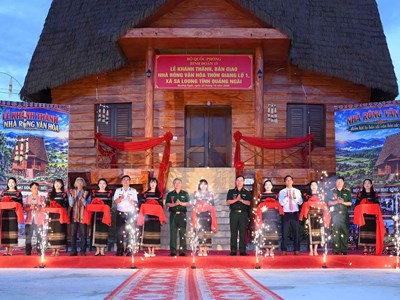 Quảng Ngãi: Trao tặng nhà rông văn hóa, thắt chặt tình đoàn kết quân dân
