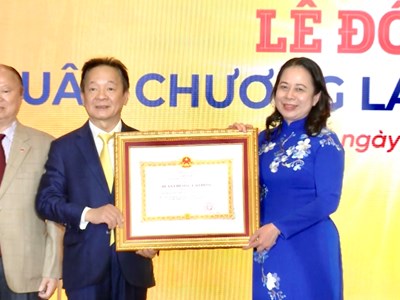 Phó Chủ tịch nước Võ Thị Ánh Xuân trao Huân chương Lao động hạng Nhất cho HANOISME