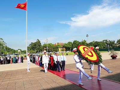 Đoàn đại biểu dự Đại hội Đảng bộ Bộ VHTTDL báo công dâng Bác