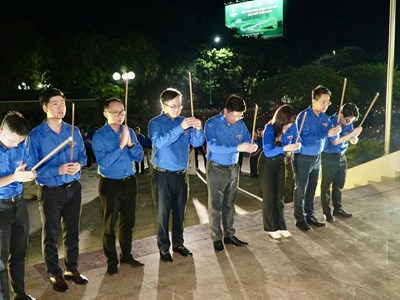 Lễ thắp nến tri ân tại Nghĩa trang Liệt sĩ Ba Dốc