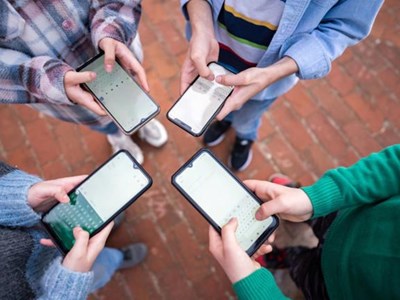 Điện thoại thông minh: Nguy hiểm với trẻ dưới 13 tuổi