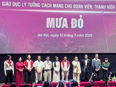 Ngập tràn cảm xúc khi giao lưu với đoàn phim “Mưa đỏ“