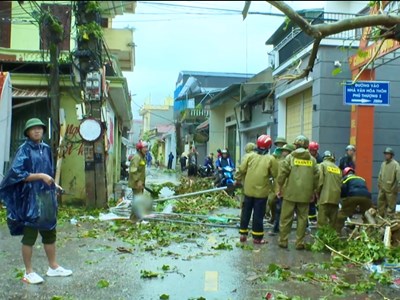 Lực lượng Công an tỉnh Thanh Hoá ra quân hỗ trợ người dân khắc phục mưa bão